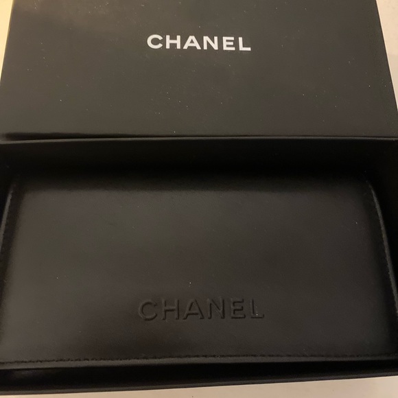 Chanel sun glasses worn a couple times - Picture 3 of 9